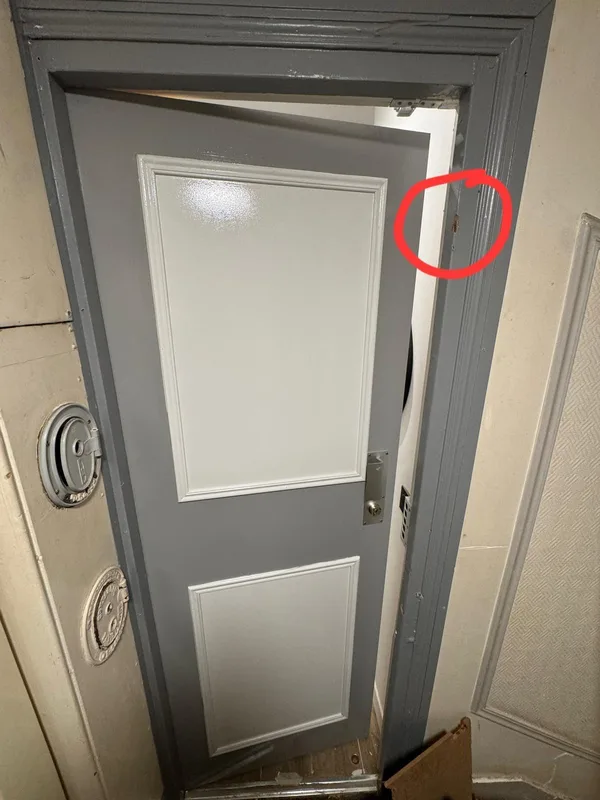 Bâti de porte marqué à réparer après effraction
